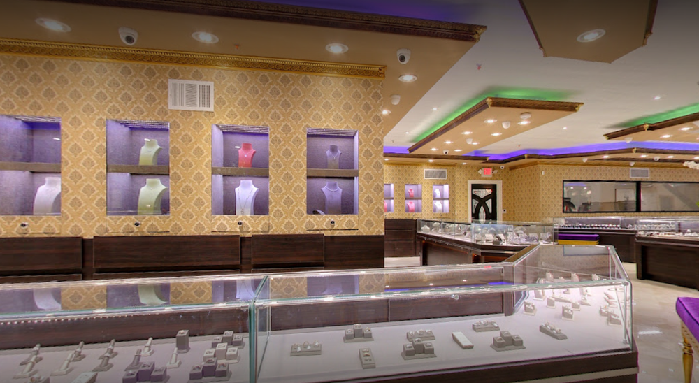 Phòng làm việc của Johnny Đặng cũng được mạ vàng sáng bóng. Ảnh: Internet