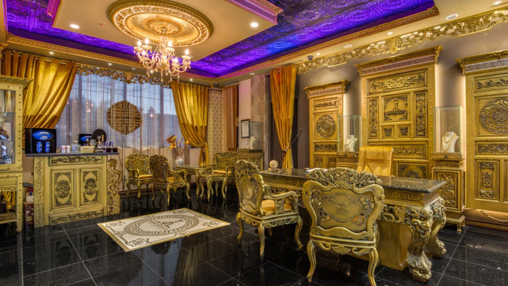 Phòng làm việc của Johnny Đặng cũng được mạ vàng sáng bóng. Ảnh: Internet