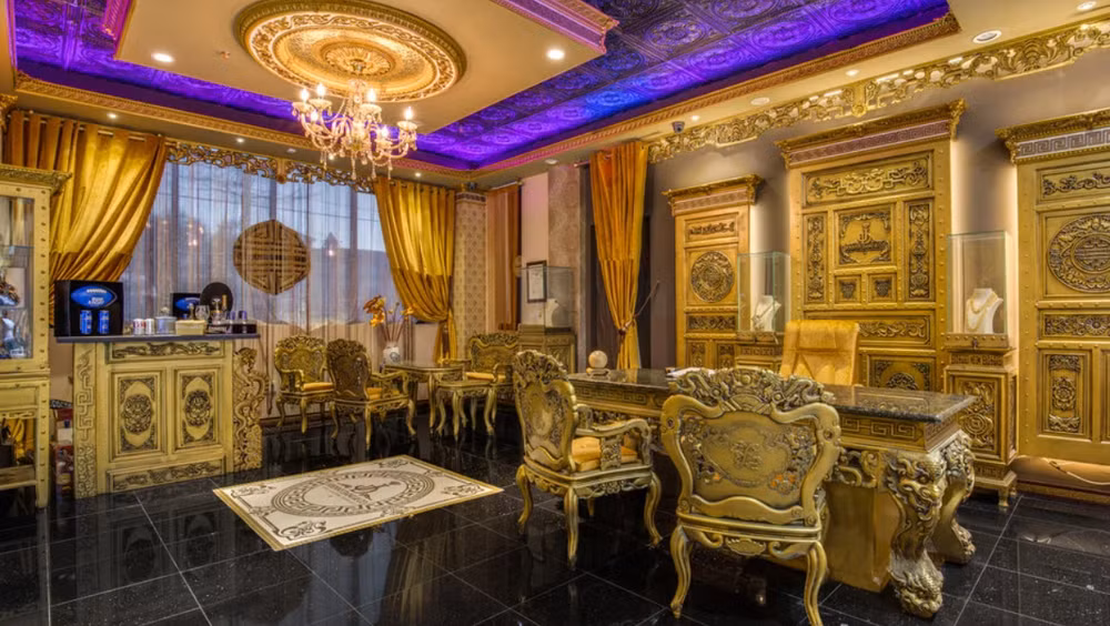 Phòng làm việc của Johnny Đặng cũng được mạ vàng sáng bóng. Ảnh: Internet