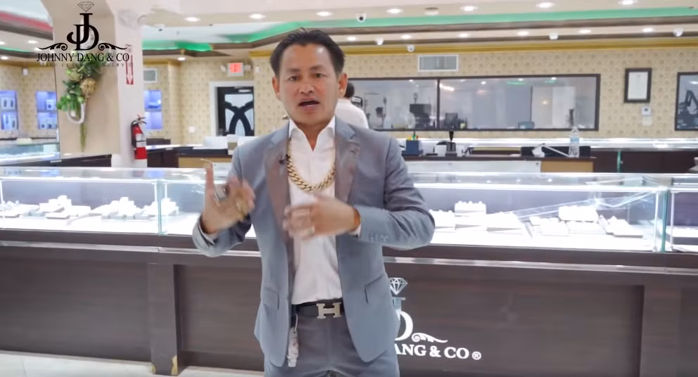 Ước tính, mỗi chiếc máy chế tác kim hoàn tại đây có giá từ 75.000 – 200.000 đô la (khoảng 1,7 tỷ đến 4,4 tỷ). Ảnh: Ảnh: Wikici