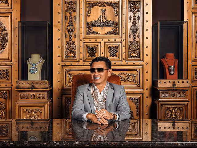 Những bộ grillz - răng kim cương là mặt hàng nổi bật trong tiệm đá của của doanh nhân này. Ảnh: Youtube