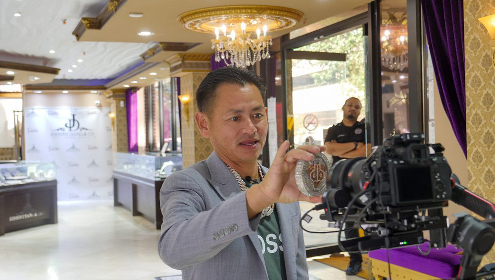 Đích thân Johnny Đặng quảng cáo, bán hàng cho khách. Ảnh: Youtube