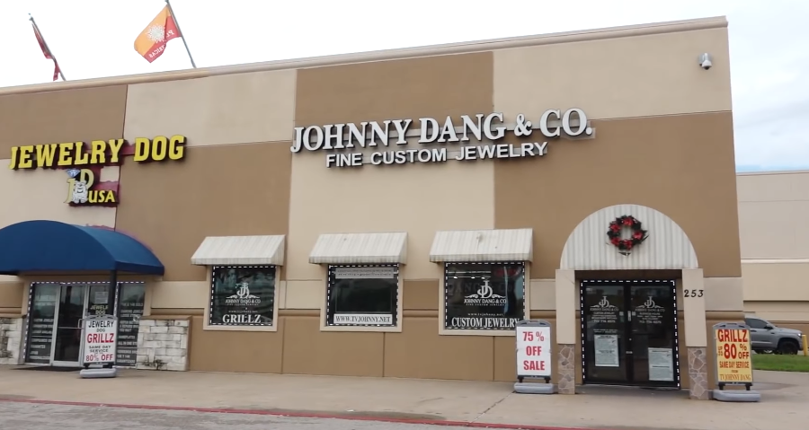 Mỗi chiếc bọc răng kim hoàn mà Johnny Đặng bán có giá từ 300 USD đến 200.000 USD tuỳ theo mức độ tinh xảo. Ảnh: Wikici