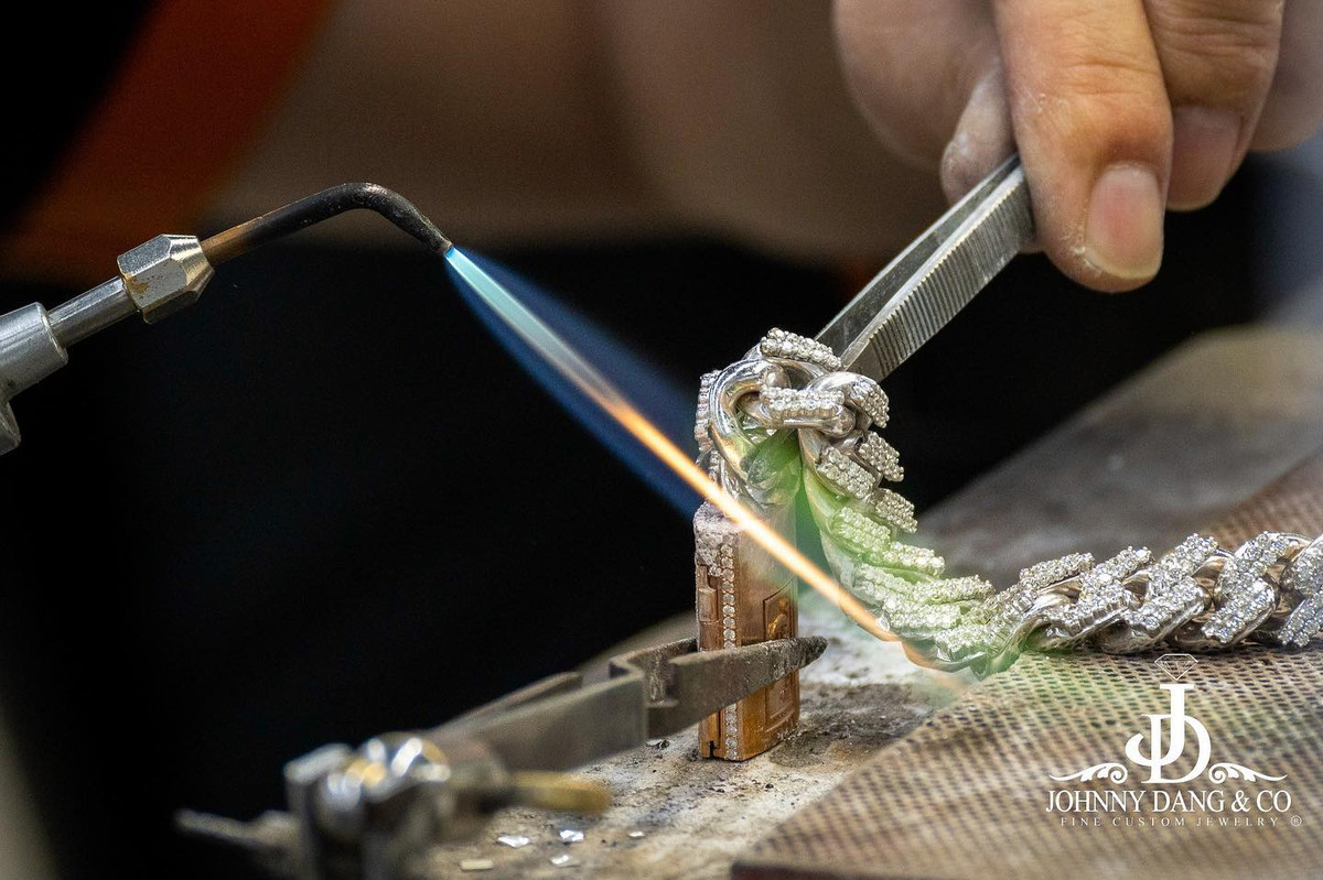 Cảnh chế tác trang sức cầu kỳ trong xưởng của triệu phú Johnny Đặng. Ảnh: Johnny Dang &amp; Co