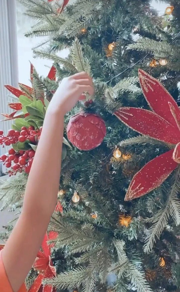 Trước đó không lâu, Tăng Thanh Hà khoe ảnh cây thông Giáng sinh do cô tự tay chuẩn bị để đón Noel.