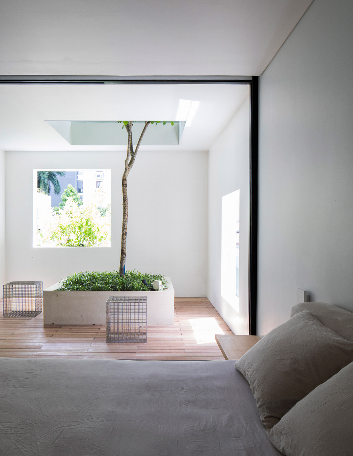 Những khoảng trống trở thành chủ thể chính của ngôi nhà, nơi cha mẹ và con cái có thể nhìn thấy nhau từ mọi góc.