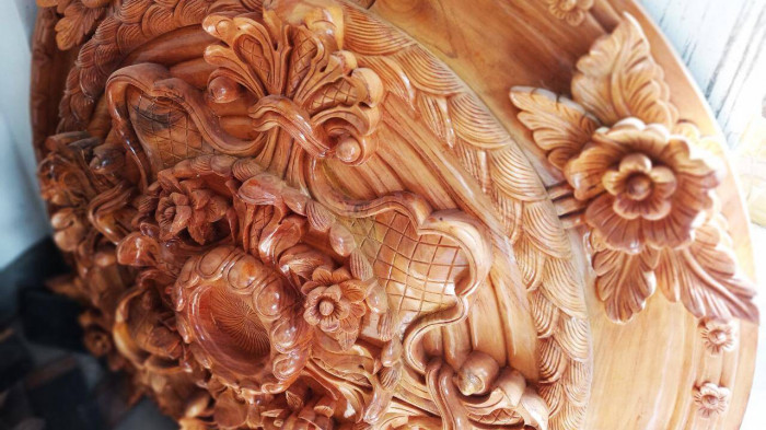 Theo ông Lang, vật liệu chính làm nội thất cho dinh thự là gỗ đỏ Lào, với khối lượng lên tới hàng trăm mét khối. Ảnh: Báo giao thông