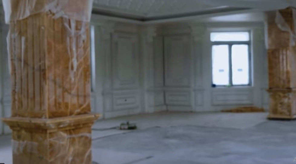 Cột chính của toà lâu đài được ốp đá sang trọng. Ảnh chụp màn hình