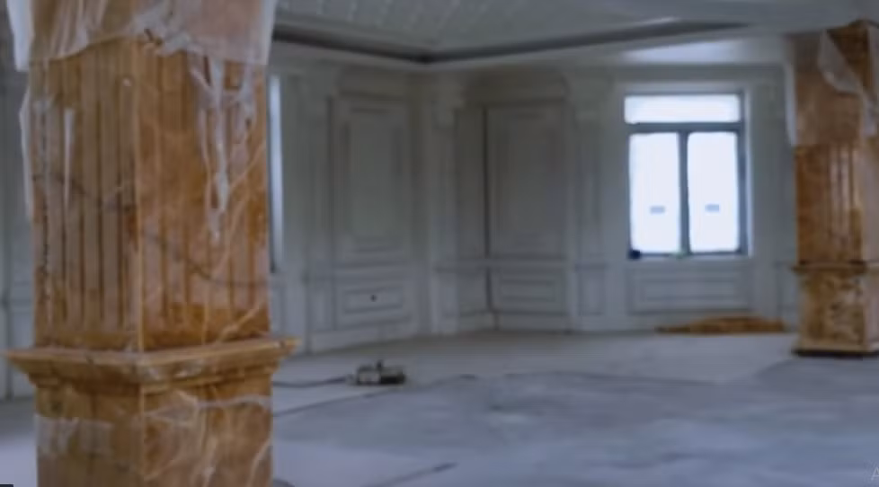 Cột chính của toà lâu đài được ốp đá sang trọng. Ảnh chụp màn hình