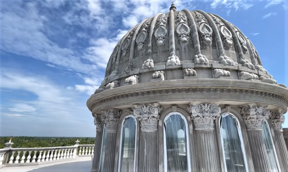 Ngay khi bước vào, người xem không khỏi ngỡ ngàng trước vẻ đẹp tỉ mỉ đến từng chi tiết của kiến trúc cổ điển Đông Tây. Ảnh chụp màn hình