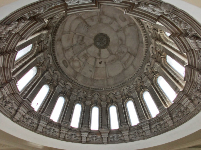 Chỉ tính riêng tiền gỗ đã lên tới vài chục tỷ đồng. Còn tổng trị giá dinh thự ước lượng lên đến 150 tỷ đồng (chưa tính giá trị đất). Ảnh: Báo giao thông