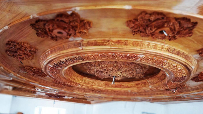Trần nhà được ốp gỗ với nhiều chi tiết cầu kỳ, tinh xảo. Ảnh chụp màn hình