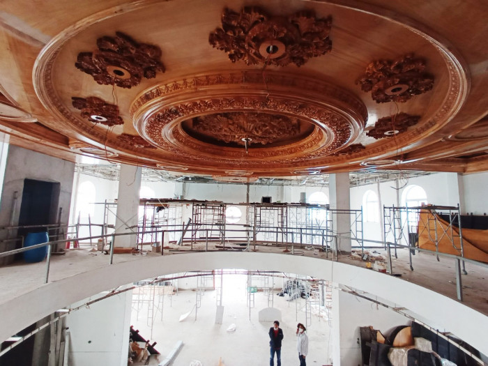 Gia chủ cho biết, sau khi hoàn thiện sẽ dát vàng cho trần nhà. Ảnh: Báo giao thông