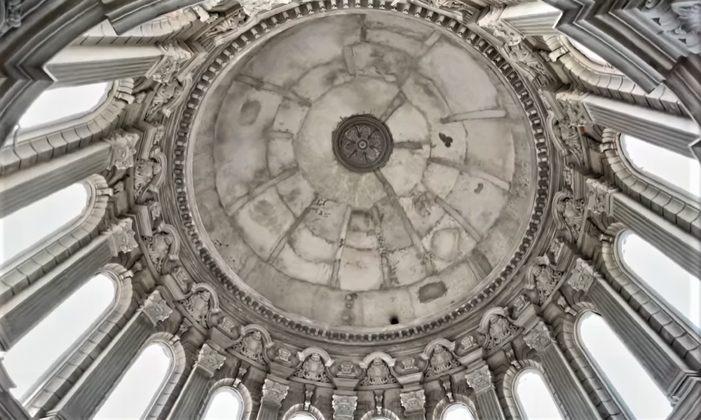 Mái vòm được chạm trổ tỉ mỉ đến từng chi tiết. Ảnh: chụp màn hình