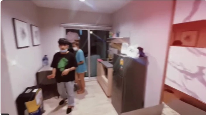 Trong nhà có đầy đủ tivi, bếp từ, tủ lạnh…Ảnh chụp màn hình