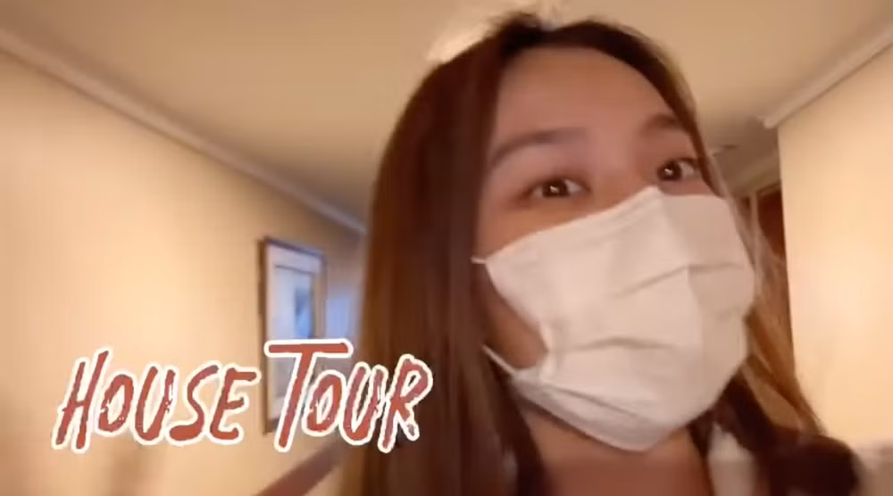 Trong livestream mới đây, Hoa hậu Thùy Tiên hé lộ căn hộ đang sống ở Thái Lan do ban tổ chức chuẩn bị. Sau một tuần đăng quang, cô mới chính thức rời khách sạn để dọn về căn hộ mới. Ảnh chụp màn hình