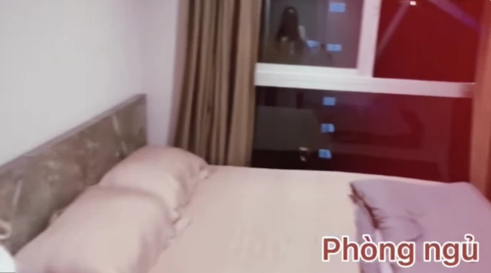 Phòng ngủ có view hướng ra bên ngoài thành phố. Ảnh chụp màn hình