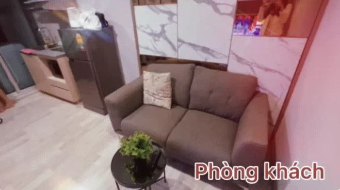 Căn hộ của Hoa hậu Thuỳ Tiên khá nhỏ, vừa ho một người sinh hoạt nhưng khá tiện nghi. Ảnh chụp màn hình