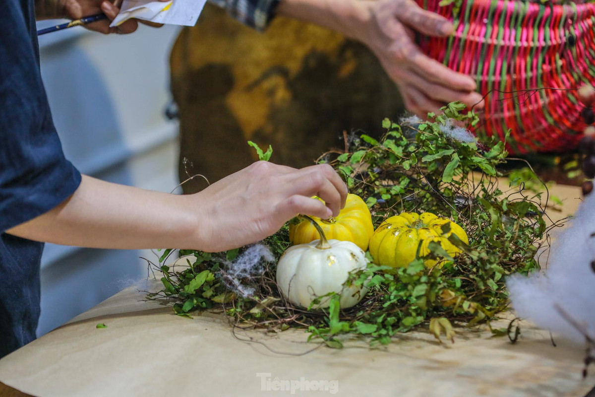 Bí ngô mini có giá rẻ hơn, giá chỉ từ 150.000-200.000 đồng/quả. Ảnh: Tiền phong.