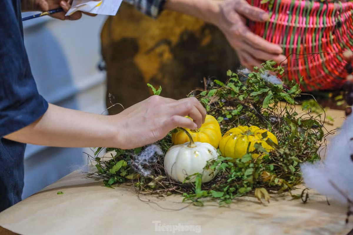 Bí ngô mini có giá rẻ hơn, giá chỉ từ 150.000-200.000 đồng/quả. Ảnh: Tiền phong.