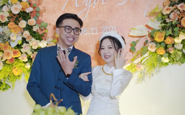 Ngày 28/11, thiếu gia làng YouTube đã chính thức đính hôn với tình yêu 3 năm của mình. Tuy nhiên, ngày 5/12 vừa qua, cặp đôi mới thông báo công khai trên mạng xã hội. Ảnh: Facebook