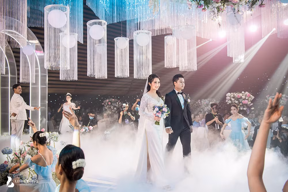 Hôn lễ của cặp đôi được tổ chức tại một trung tâm hội nghị sự kiện sang trọng bậc nhất Sài Gòn với chi phí khoảng hơn 20 tỷ đồng. Ảnh: Vietnamnet