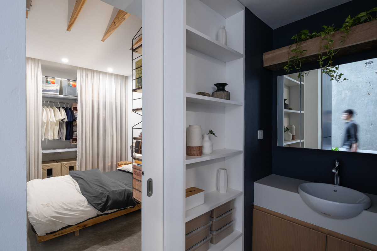 Nội thất trong nhà là sự kết hợp hoàn hảo giữa 4 màu sắc trắng, xám, đen và nâu của gỗ.