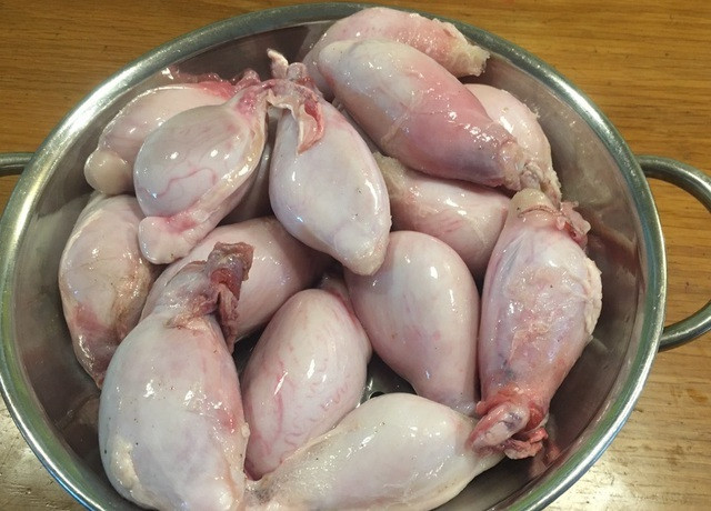 Được "ca tụng" như "thần dược" phòng the hiệu quả, ngọc dương dê (tinh hoàn của con dê đực) trở thành mặt hàng luôn đắt khách. Ảnh: Vietnamnet