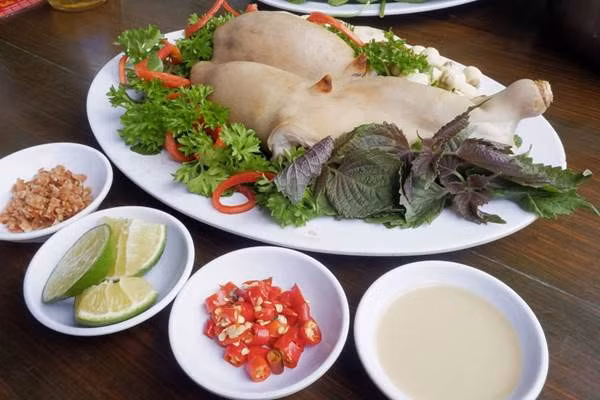 Mỗi bộ ngọc dương dê có giá dao động từ 300.000 - 500.000 đồng, tùy độ to nhỏ. Đặc biệt, với loại dê núi đá ở Ninh Bình thì mức giá ngọc dương có thể lên tới 1 triệu đồng/bộ. Ảnh: Dacsannanggio