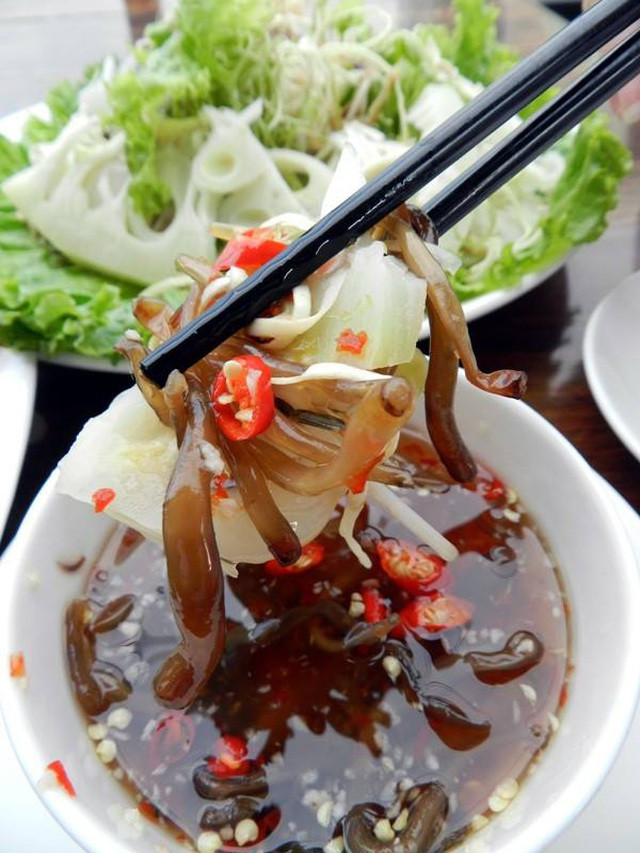 Cà xỉu có thể thu hoạch quanh năm nhưng rộ lên nhiều từ khoảng tháng 6 đến tháng 8. Gỏi, mắm cà xỉu được coi là "đỉnh cao" nhất trong các món ăn từ cà xỉu. Ảnh: Dân trí