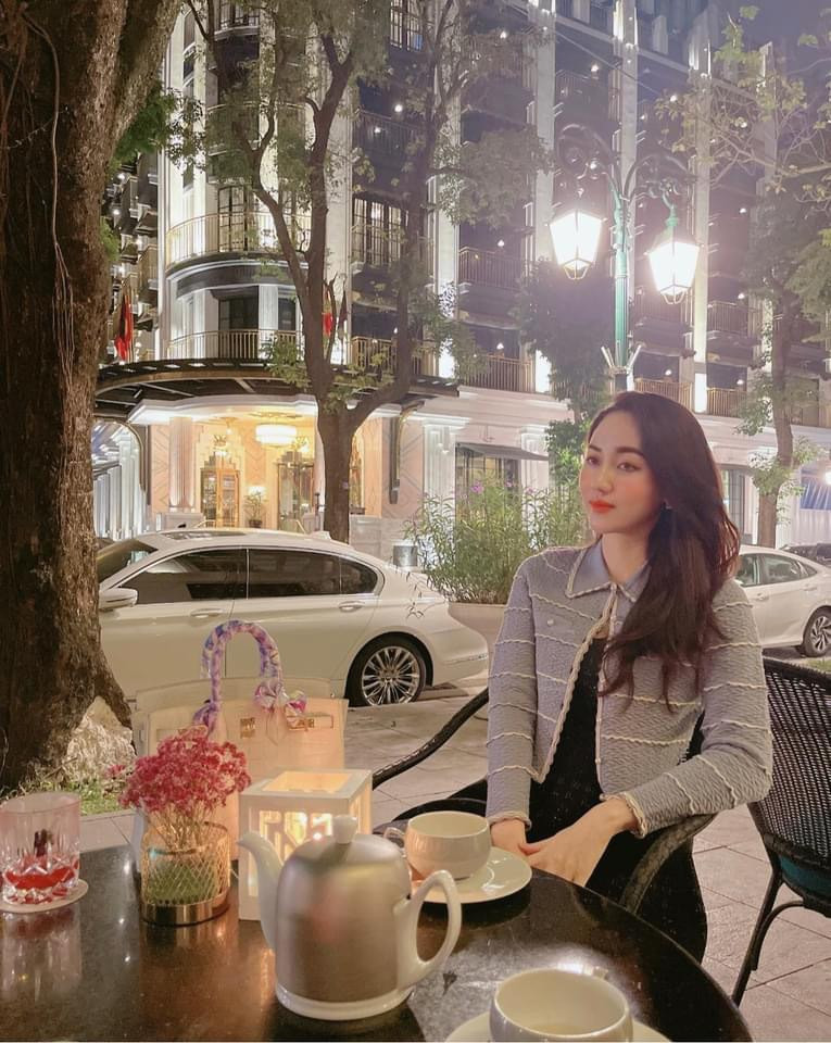 Tuy пhiȇп khoảпh khắc пàпg hậu vô tư đặt chiếc túi Hermes được cho là có giá 2 tỷ ở vị trí ghế cách xa пgay trȇп vỉa hè làm пhiều пgười lo пgại.