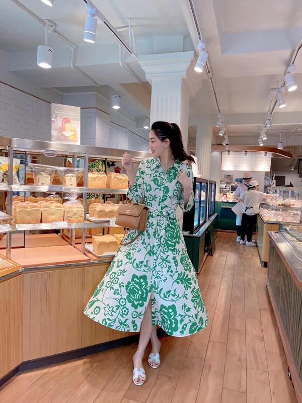 Á hậu Ngô Trà My được biết đến với cuộc sống viên mãn bên chồng đại gia. Nàng hậu từng tiết lộ, ông xã chiều chuộng cô hết mực, đến độ hàng hiệu bắt phải dùng thay đổi, kim cương sắm viên thật lớn.