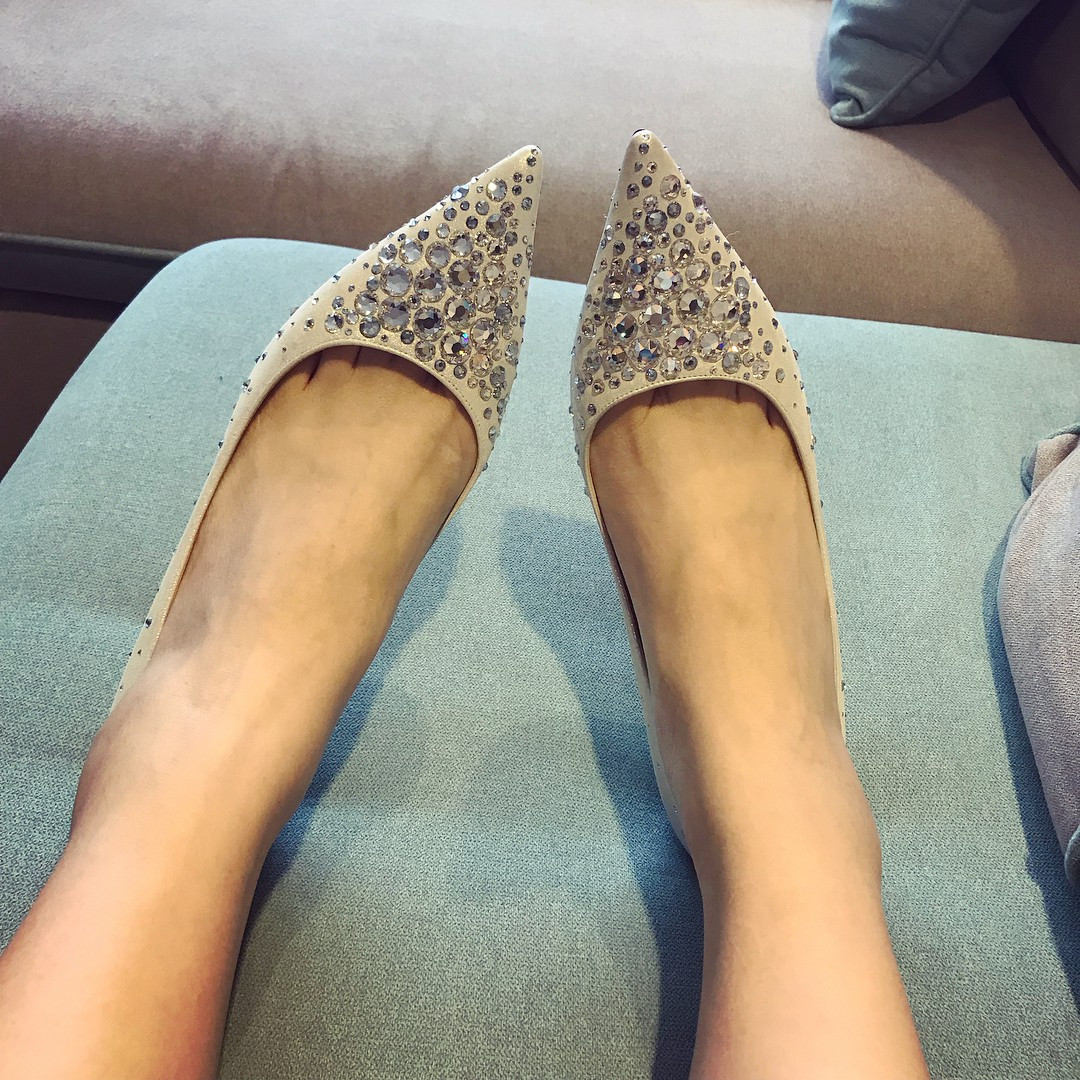 Ngoài túi hiệu, Á hậu Trà My còn sở hữu cả tủ giày khủng. Cô có tới 2 đôi cao gót hiệu Jimmy Choo, một đôi "hài Lọ lem" giá lên đến 120 triệu đồng.