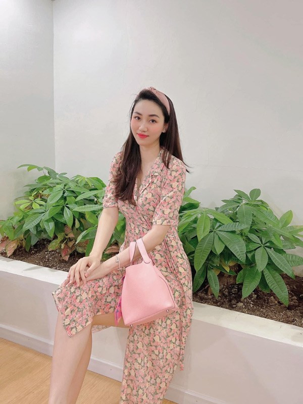 Trong đợt ở nhà do lệnh giãn cách xã hội, Ngô Trà My vẫn tranh thủ lên đồ để chụp ảnh thời thượng, xách túi 90 triệu ngồi nhà ngắm cảnh. Chiếc túi Vanity Case Chanel trên tay người đẹp có giá 4.600 USD (hơn 100 triệu đồng).