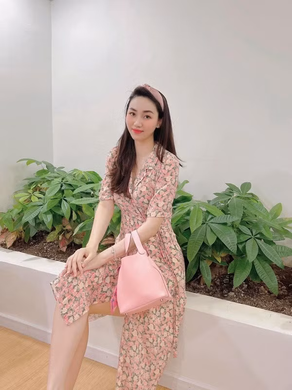 Trong đợt ở nhà do lệnh giãn cách xã hội, Ngô Trà My vẫn tranh thủ lên đồ để chụp ảnh thời thượng, xách túi 90 triệu ngồi nhà ngắm cảnh. Chiếc túi Vanity Case Chanel trên tay người đẹp có giá 4.600 USD (hơn 100 triệu đồng).