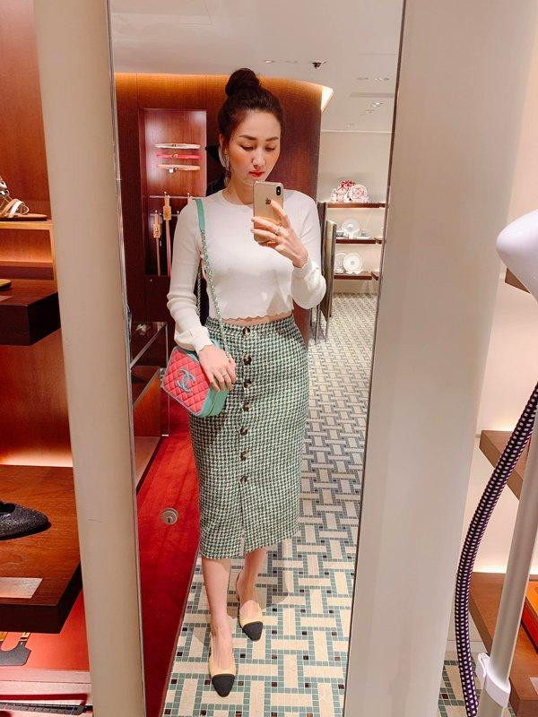 Cô sở hữu bộ sưu tập túi xách hàng hiệu khá phong phú từ cách thương hiệu đình đám như: Chanel, Gucci, Hermes... Sau khi dùng một thời gian chán, người đẹp lại đem tặng và cho.