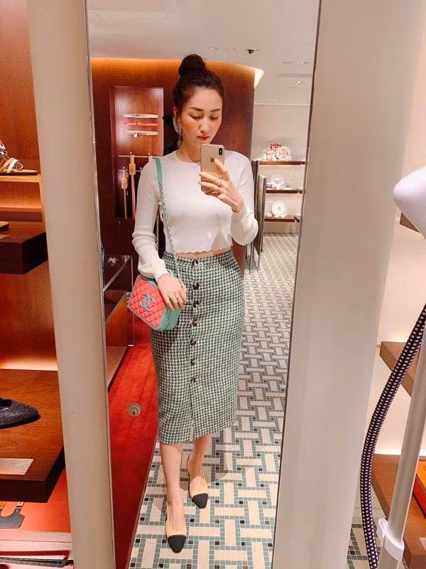 Cô sở hữu bộ sưu tập túi xách hàng hiệu khá phong phú từ cách thương hiệu đình đám như: Chanel, Gucci, Hermes... Sau khi dùng một thời gian chán, người đẹp lại đem tặng và cho.