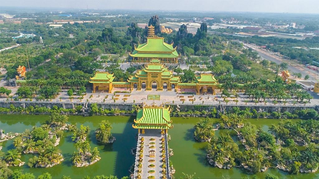 Thông tin trên đang khiến cư dân mạng không khỏi xôn xao. Trước đó, sau gần nửa năm đóng cửa vì dịch bệnh, KDL Đại Nam thông báo mở cửa đón khách trở lại từ ngày 29/10. Trong lần mở lại này, bà Phương Hằng cũng thông báo sẽ miễn phí vé vào cổng khu du lịch cho tất cả khách đến tham quan. Ảnh: Đại Nam