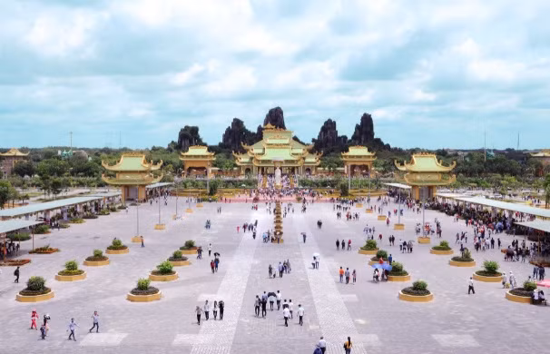 Khu du lịch Đại Nam được khởi công xây dựng từ năm 1999 bởi Đại Nam Corp và mất 9 năm xây dựng để có thể mở cửa đón khách vào năm 2008. Ảnh: Đại Nam