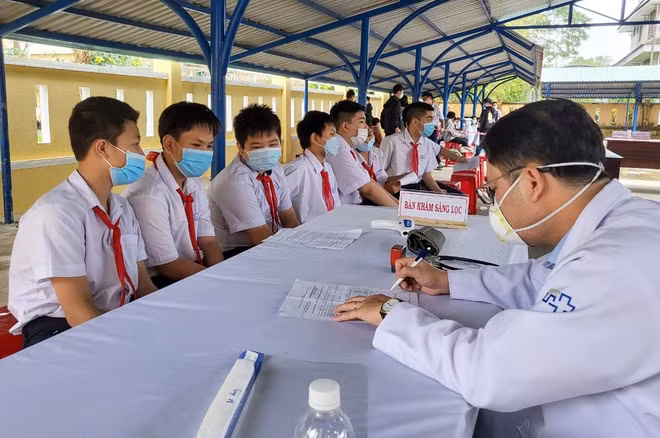 Hai hoc sinh lop 7 khai bao duoc tiem 2 mui vaccine Pfizer lien tiep