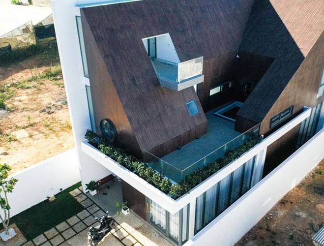 Hiện tại, Tóc Tiên và ông xã Hoàng Touliver có một căn biệt thự sang trọng ở Đà Lạt. Điều đặc biệt là 90% căn biệt thự đều được làm từ gỗ với nhiều phòng ngủ, ban công. Ảnh: Lao động