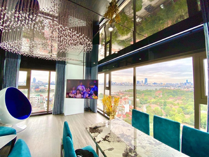 Bàn ăn vân đá marble được kết hợp cùng bộ ghế màu xanh cổ vịt. Ảnh: Ngoisao