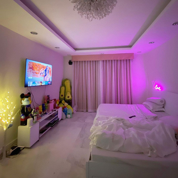 Mọi không gian trong nhà từ phòng khách đến phòng ngủ, cặp đôi chọn màu sắc, nội thất rất đơn giản nhưng vô cùng sang trọng. Ảnh: FBNV