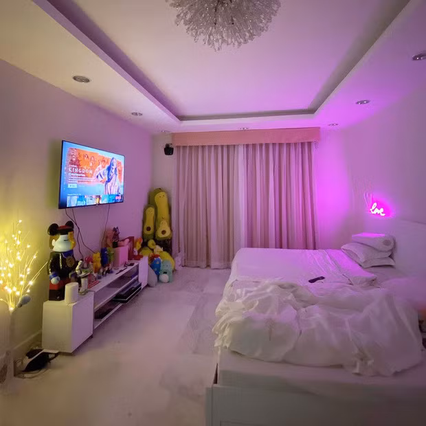 Mọi không gian trong nhà từ phòng khách đến phòng ngủ, cặp đôi chọn màu sắc, nội thất rất đơn giản nhưng vô cùng sang trọng. Ảnh: FBNV