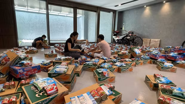 Anh cùng vợ tất bật đóng gói hàng để nhanh chóng gửi đi. Ảnh: FBNV