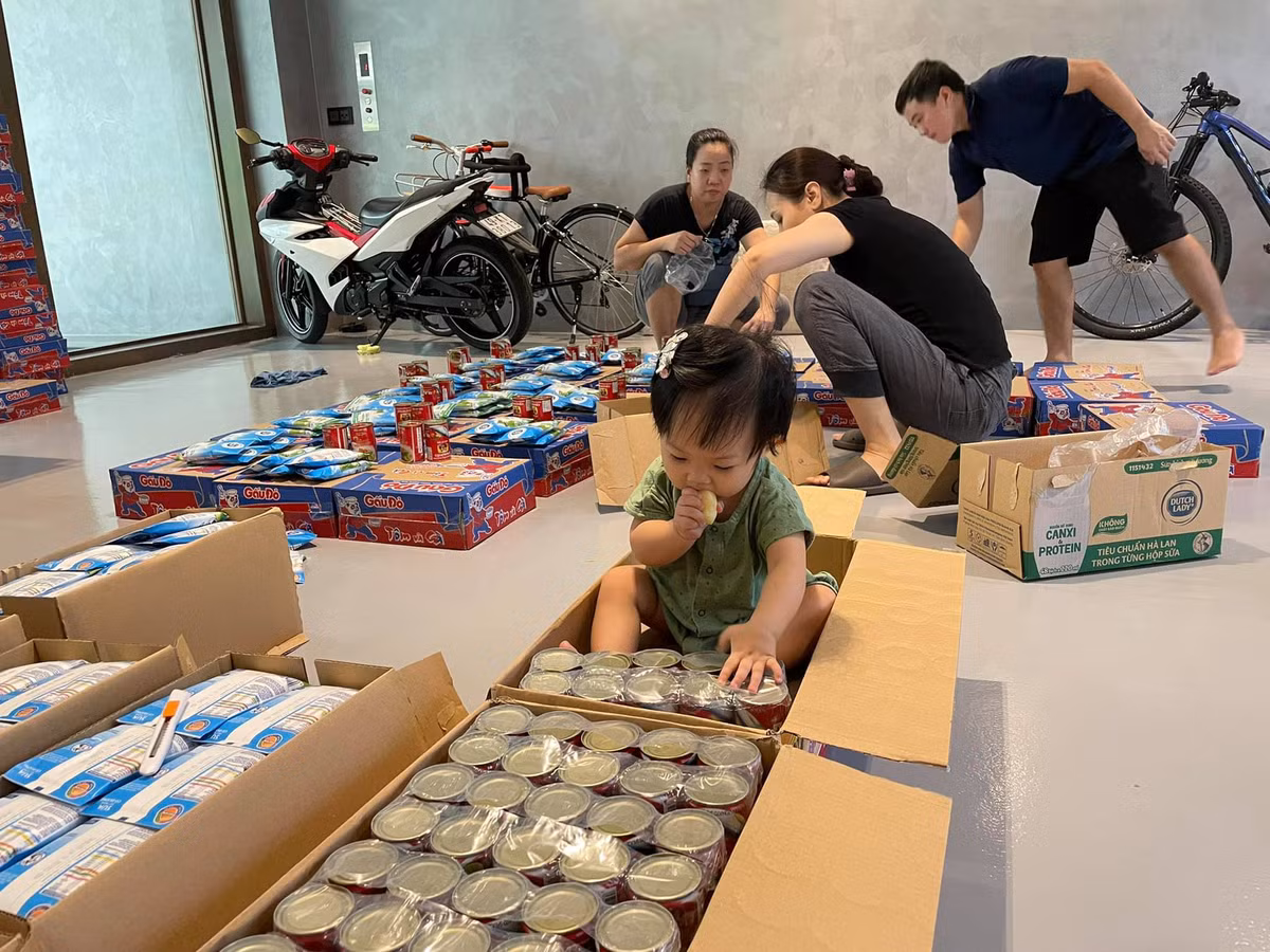 Hòa chung với phong trào chống dịch trong cả nước trong đợt giãn cách xã hội vừa qua, vợ chồng đại gia Cường Đô La mua hàng loạt nhu yếu phẩm như mì tôm, sữa, cá hộp để cứu đói những người có hoàn cảnh khó khăn. Ảnh: FBNV