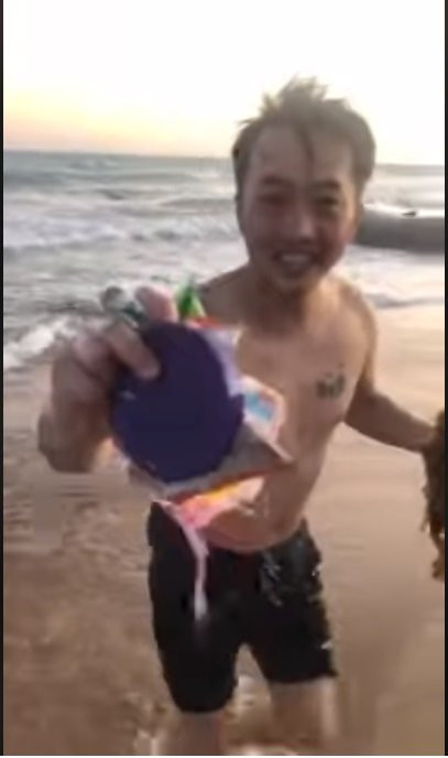 Trước đó không lâu, doanh nhân phố núi chia sẻ đoạn clip đi nhặt rác ở một bãi biển nơi gia đình đang cách ly. Ảnh: Internet