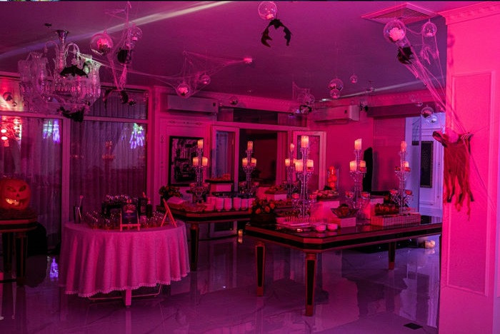 Thỉnh thoảng, Lý Nhã Kỳ tổ chức tiệc buffet tại gia, thưởng thức cùng người thân, bạn bè cho đỡ chán. Ảnh: FBNV