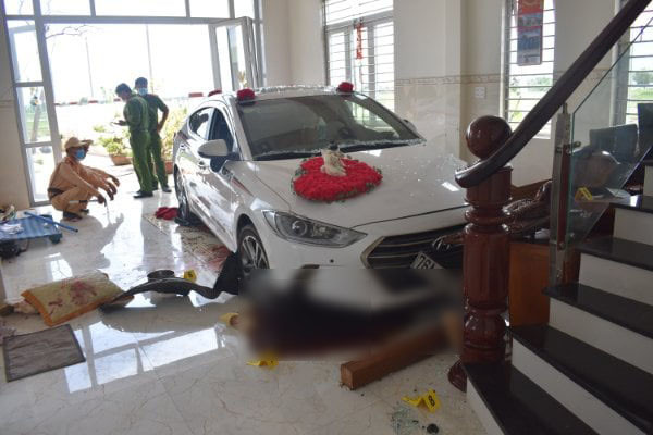 Nu tai xe lai oto di rua tong thang vao phong khach, chu nha trong thuong