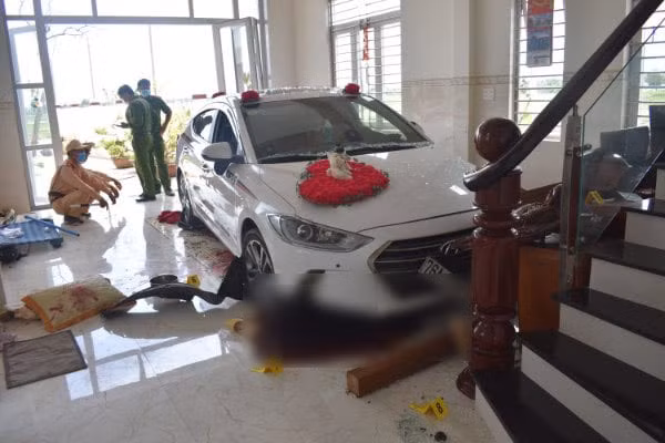 Nu tai xe lai oto di rua tong thang vao phong khach, chu nha trong thuong